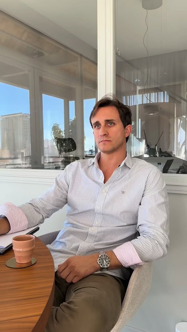 “Mejorar o hacer mejor las ideas que tienen los clientes para sus proyectos.”

Este es nuestro lema, porque ante todo está vuestra idea y vuestro sueño, con el que nosotros exprimimos al máximo su potencial.

El sello Arde es adaptarse a cada proyecto y cliente pero con el criterio de un equipo de profesionales dispuesto a encontrar la mejor versión 🧠

~Arde Studio