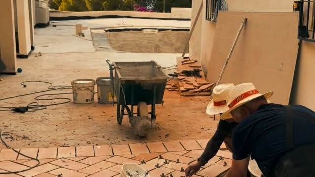 La arquitectura mediterránea no es un estilo. Es una forma de vivir.Luz natural, materiales honestos, espacios que respiran y una relación constante entre interior y exterior.En este proyecto hemos buscado la esencia de nuestro entorno: la calidez de la piedra, la pureza de los volúmenes blancos, la sombra como elemento arquitectónico y el paisaje como protagonista.Una arquitectura serena, atemporal y profundamente conectada con el Mediterráneo.#ARDEStudio #ArquitecturaMediterránea #MediterraneanArchitecture #Architecture #InteriorDesign Alicante Design MediterraneanLiving ArchitectureLovers ArquitecturaContemporánea