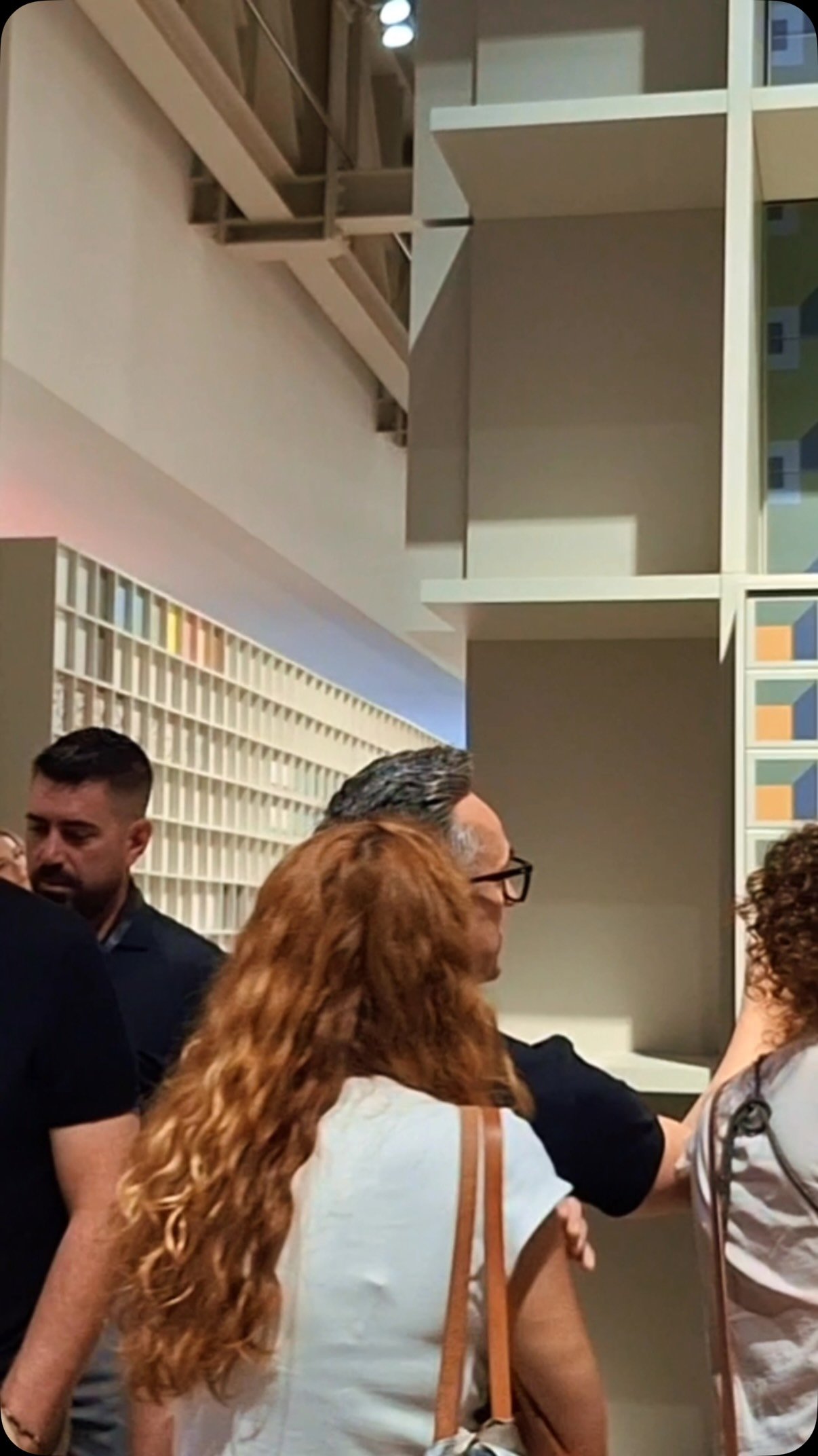 Un día de inspiración en Castellón.Gracias a @gibellergrupo invitarnos a conocer las instalaciones de @vivesceramica y descubrir de primera mano cómo nacen algunas de las colecciones con las que trabajamos en nuestros proyectos.Recorrer el proceso de fabricación, conocer las últimas novedades y compartir tiempo con grandes profesionales nos recuerda la importancia de elegir materiales que combinan diseño, calidad e innovación.En ARDE creemos que un buen proyecto empieza mucho antes de la obra: empieza con la inspiración, los detalles y la selección de cada acabado.¡Gracias por la invitación y por hacernos sentir como en casa!#ARDEStudio #ArchitectureAndDesign #InteriorDesign #VivesCeramica #Gibeller Diseño Arquitectura Interiorismo Materiales Castellón Cerámica Inspiración