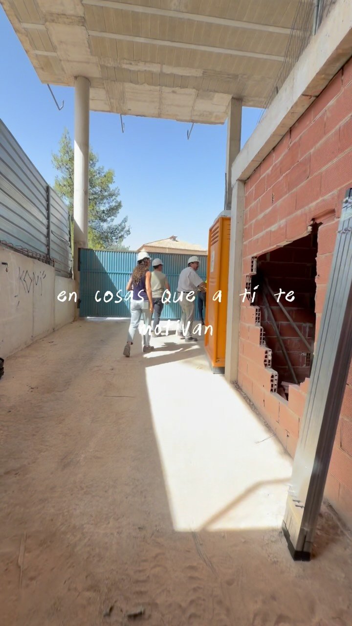 El proyecto no termina cuando empiezan las obras.Es ahí donde muchas decisiones pasan del plano a la realidad.Seguimiento de obra, resolución de detalles, coordinación, materiales, encuentros y ajustes para que lo proyectado se ejecute como debe.En ARDE studio, estudio de arquitectura en Alicante, acompañamos cada proyecto también durante su construcción, porque una buena arquitectura necesita diseño, pero también control durante la obra.Del proyecto a la realidad.#ArquitecturaAlicante #ArquitectosAlicante #DirecciónDeObra #SeguimientoDeObra #Obra Arquitectura Interiorismo ReformasAlicante ARDEstudio